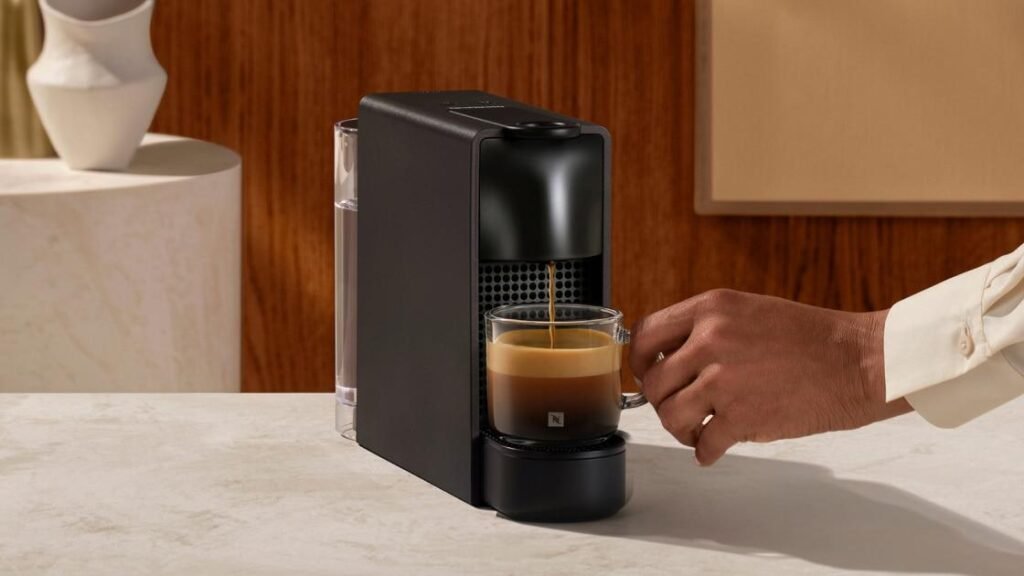 Se você está procurando uma cafeteira compacta, elegante e capaz de preparar cafés de alta qualidade em poucos segundos, a Cafeteira Nespresso Essenza Mini provavelmente já chamou sua atenção.